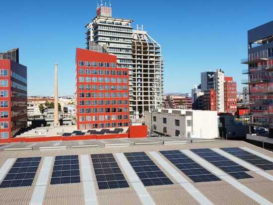 placas-solares-alicante-instalacion-azul-gres-con-dron-tejado