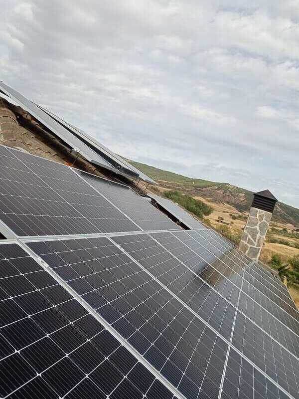 instalacion-fotovoltaica-en-alicante-chimenea-aislada